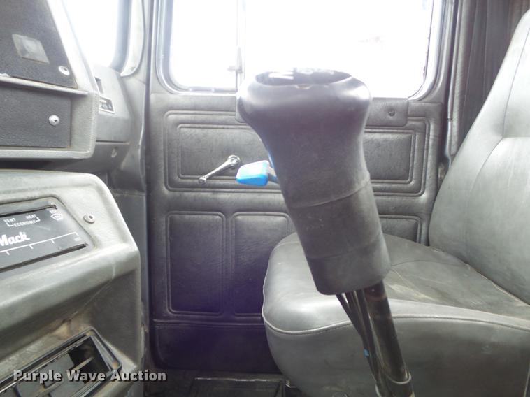 image for item DC7269 1999 Mack DM690S hooklift truck