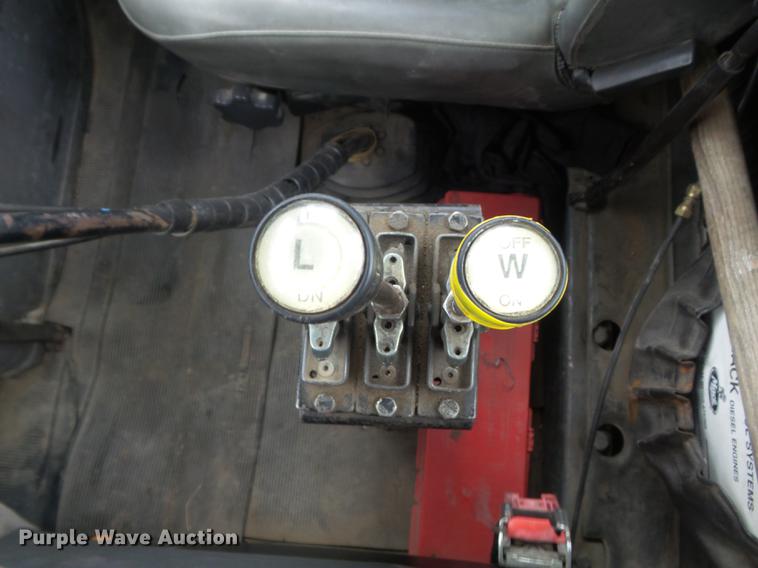 image for item DC7269 1999 Mack DM690S hooklift truck