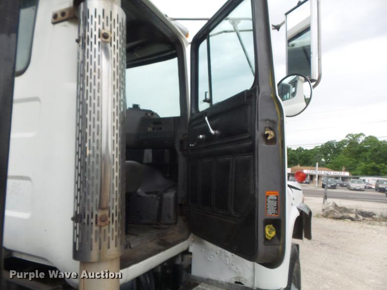 image for item DC7269 1999 Mack DM690S hooklift truck