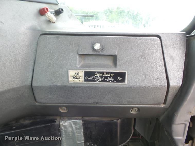 image for item DC7269 1999 Mack DM690S hooklift truck