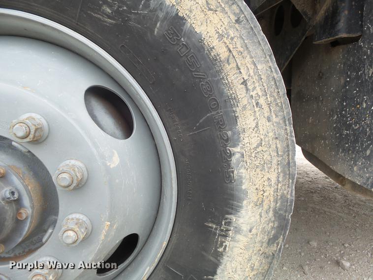 image for item DC7269 1999 Mack DM690S hooklift truck