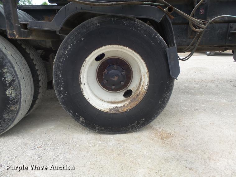 image for item DC7269 1999 Mack DM690S hooklift truck