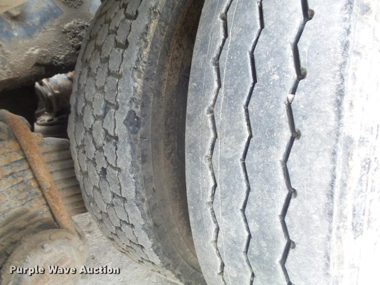 image for item DC7269 1999 Mack DM690S hooklift truck