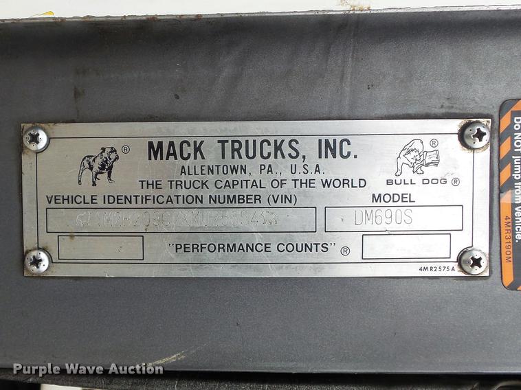 image for item DC7269 1999 Mack DM690S hooklift truck
