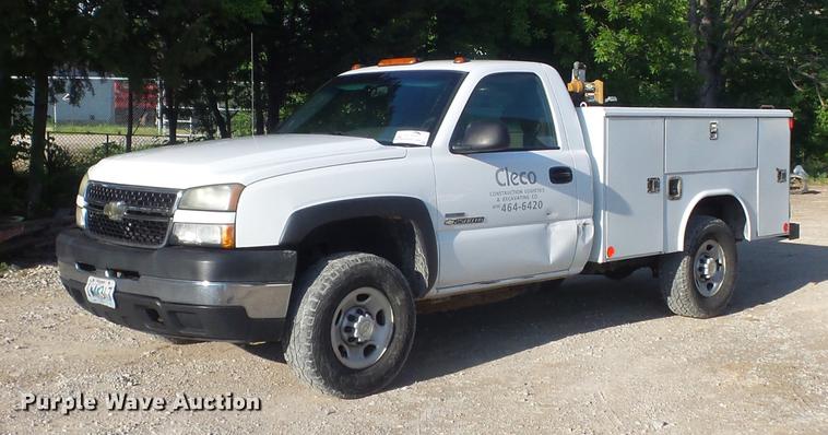 image for item DC7275 2006 Chevrolet Silverado 2500HD utility bed pickup truck