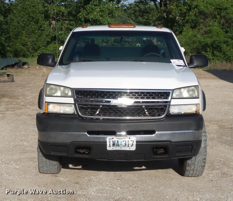 image for item DC7275 2006 Chevrolet Silverado 2500HD utility bed pickup truck