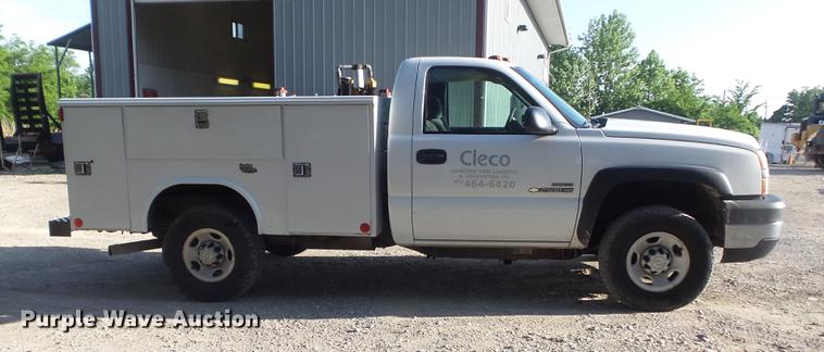 image for item DC7275 2006 Chevrolet Silverado 2500HD utility bed pickup truck