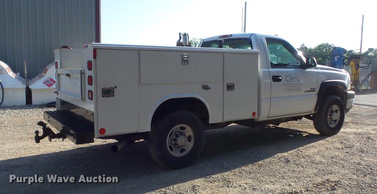 image for item DC7275 2006 Chevrolet Silverado 2500HD utility bed pickup truck