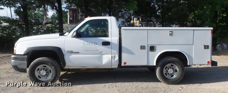 image for item DC7275 2006 Chevrolet Silverado 2500HD utility bed pickup truck