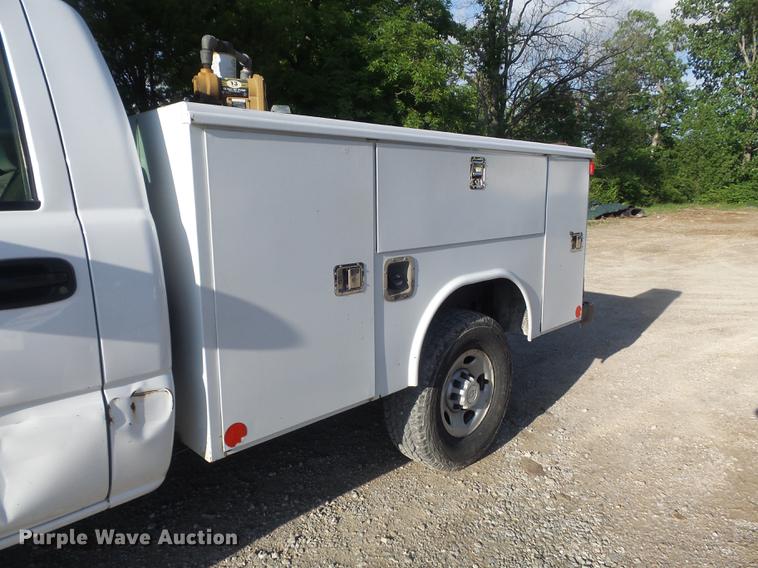 image for item DC7275 2006 Chevrolet Silverado 2500HD utility bed pickup truck