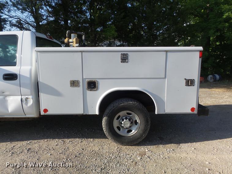 image for item DC7275 2006 Chevrolet Silverado 2500HD utility bed pickup truck