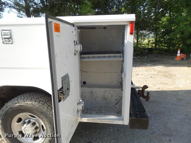 image for item DC7275 2006 Chevrolet Silverado 2500HD utility bed pickup truck