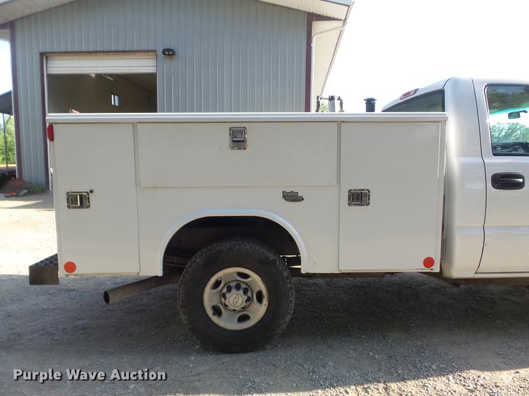 image for item DC7275 2006 Chevrolet Silverado 2500HD utility bed pickup truck