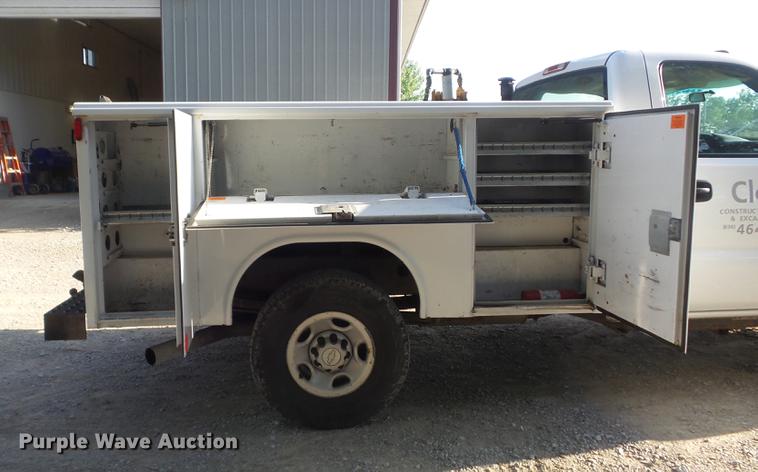 image for item DC7275 2006 Chevrolet Silverado 2500HD utility bed pickup truck