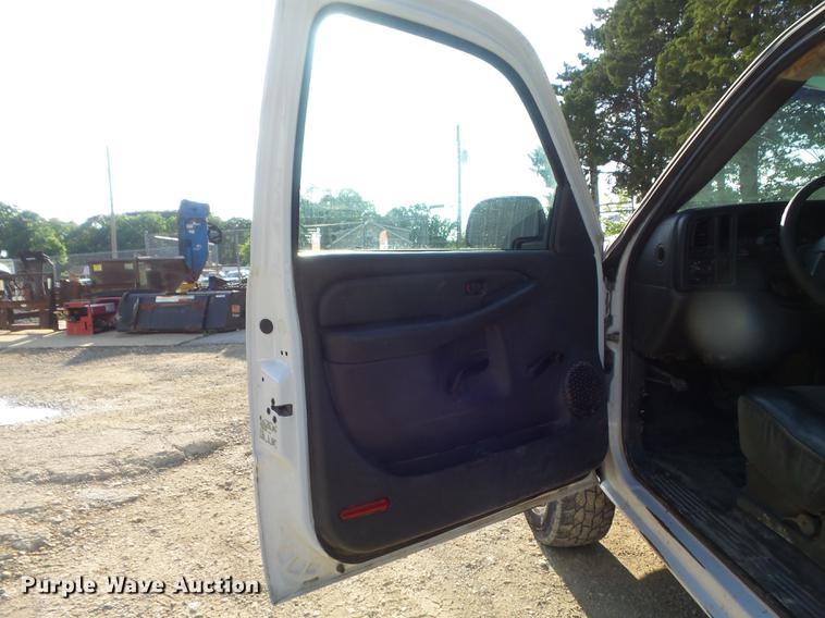 image for item DC7275 2006 Chevrolet Silverado 2500HD utility bed pickup truck