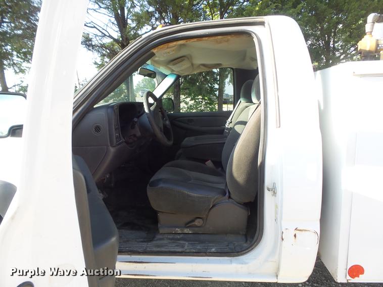 image for item DC7275 2006 Chevrolet Silverado 2500HD utility bed pickup truck