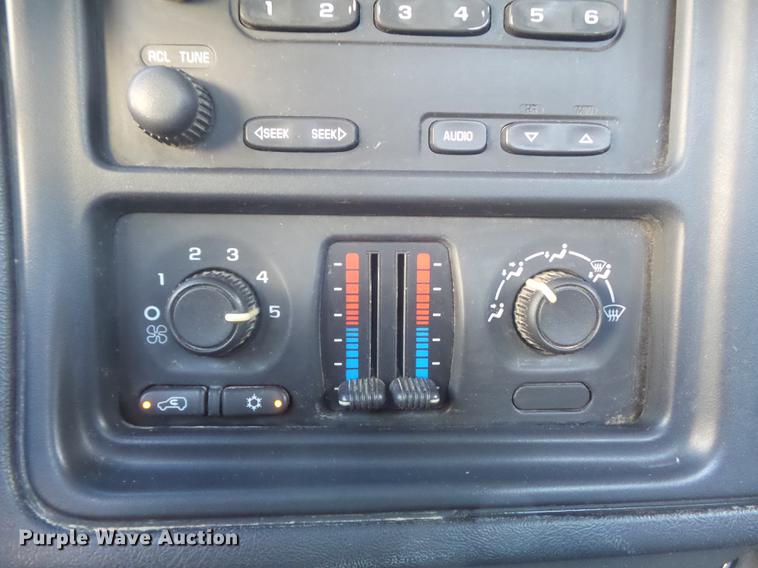 image for item DC7275 2006 Chevrolet Silverado 2500HD utility bed pickup truck