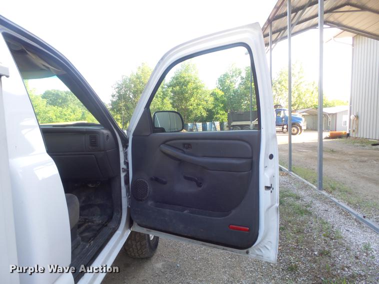 image for item DC7275 2006 Chevrolet Silverado 2500HD utility bed pickup truck