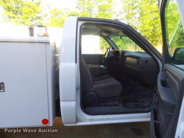 image for item DC7275 2006 Chevrolet Silverado 2500HD utility bed pickup truck