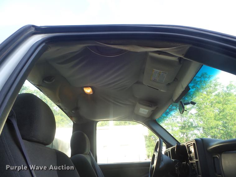 image for item DC7275 2006 Chevrolet Silverado 2500HD utility bed pickup truck