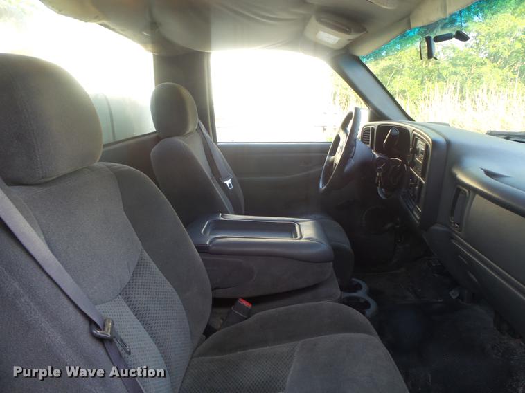 image for item DC7275 2006 Chevrolet Silverado 2500HD utility bed pickup truck