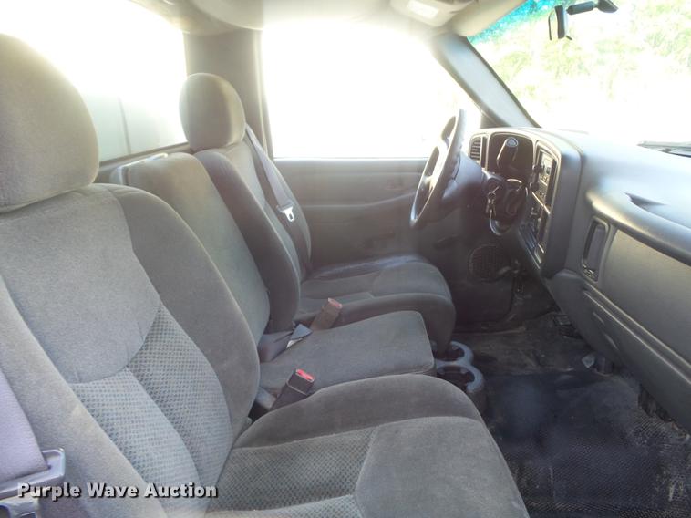 image for item DC7275 2006 Chevrolet Silverado 2500HD utility bed pickup truck