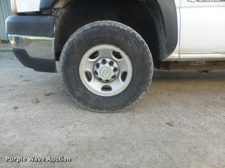 image for item DC7275 2006 Chevrolet Silverado 2500HD utility bed pickup truck