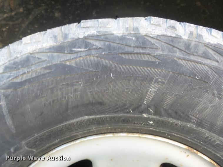 image for item DC7275 2006 Chevrolet Silverado 2500HD utility bed pickup truck