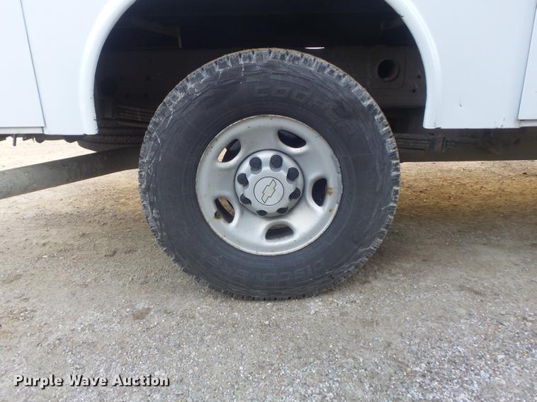 image for item DC7275 2006 Chevrolet Silverado 2500HD utility bed pickup truck