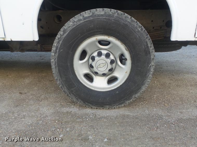 image for item DC7275 2006 Chevrolet Silverado 2500HD utility bed pickup truck