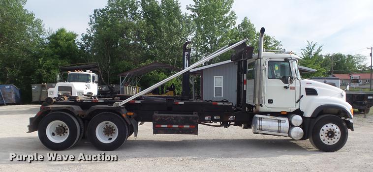 image for item DC7292 2007 Mack CV713 Granite hooklift truck