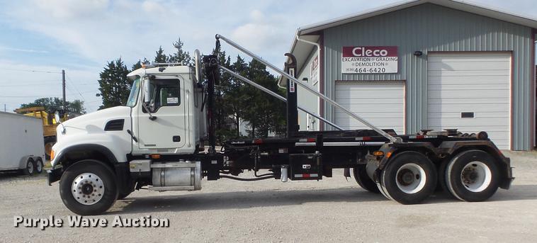 image for item DC7292 2007 Mack CV713 Granite hooklift truck