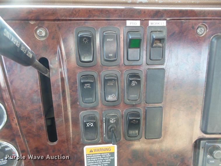 image for item DC7292 2007 Mack CV713 Granite hooklift truck