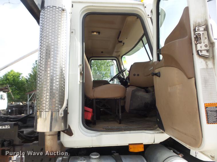 image for item DC7292 2007 Mack CV713 Granite hooklift truck