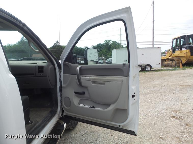 image for item DD7216 2011 Chevrolet Silverado 3500HD utility bed pickup truck