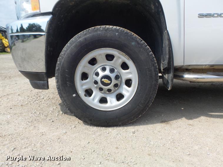 image for item DD7216 2011 Chevrolet Silverado 3500HD utility bed pickup truck