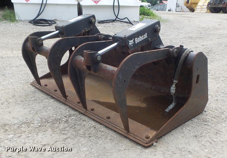 image for item DM9963 2011 Bobcat grapple bucket