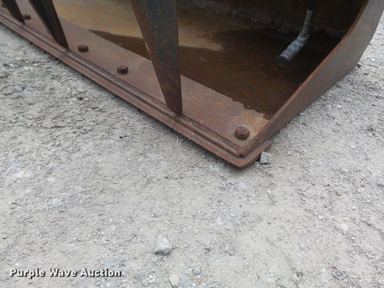 image for item DM9963 2011 Bobcat grapple bucket