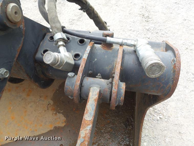 image for item DM9963 2011 Bobcat grapple bucket