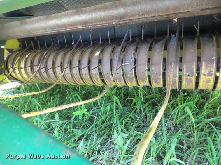 image for item BI9505 John Deere 375 round baler