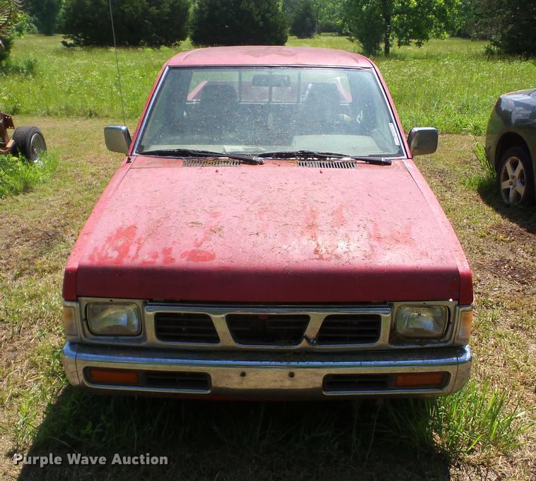 image for item BI9510 1993 Nissan King Cab pickup truck