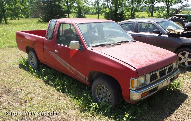 image for item BI9510 1993 Nissan King Cab pickup truck