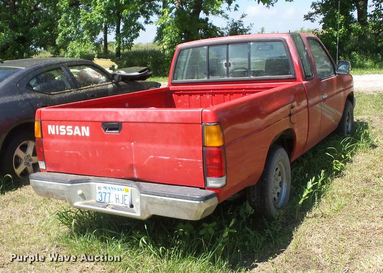 image for item BI9510 1993 Nissan King Cab pickup truck