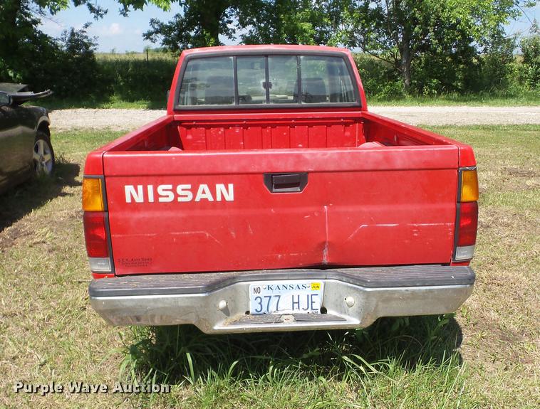 image for item BI9510 1993 Nissan King Cab pickup truck