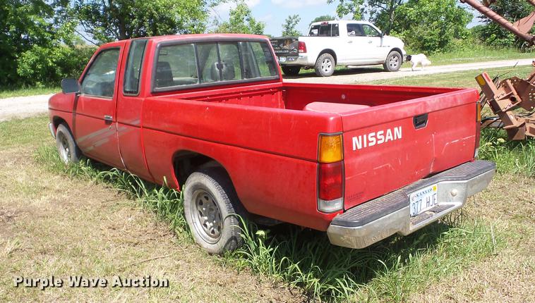 image for item BI9510 1993 Nissan King Cab pickup truck