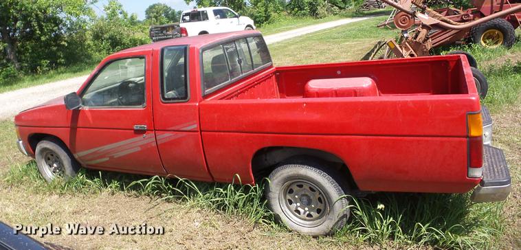 image for item BI9510 1993 Nissan King Cab pickup truck