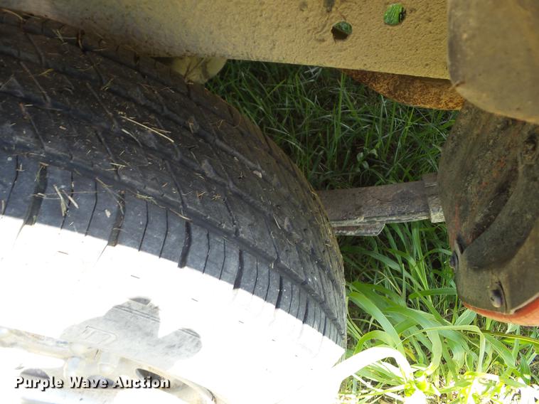 image for item BI9510 1993 Nissan King Cab pickup truck