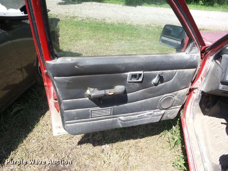 image for item BI9510 1993 Nissan King Cab pickup truck