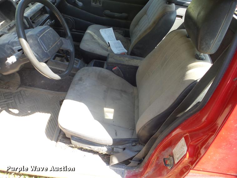 image for item BI9510 1993 Nissan King Cab pickup truck