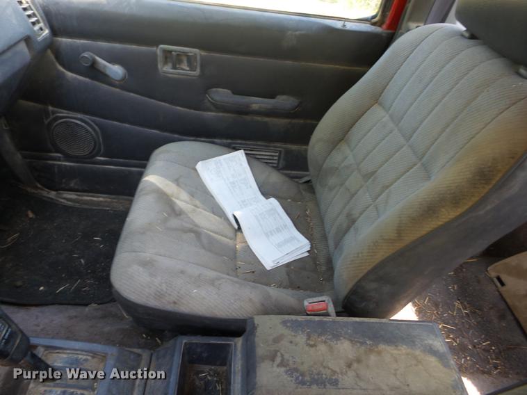 image for item BI9510 1993 Nissan King Cab pickup truck